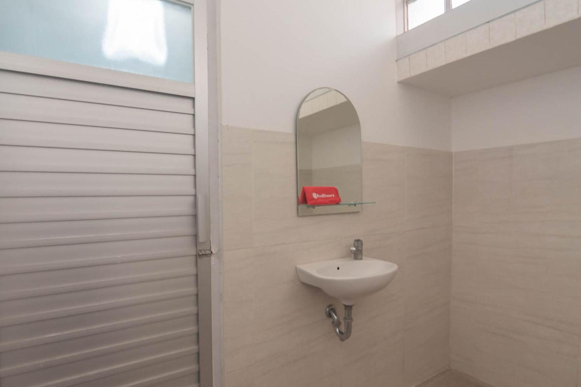 Hotel Reddoorz At Jalan Raya Lembang à Padasul Chambre photo