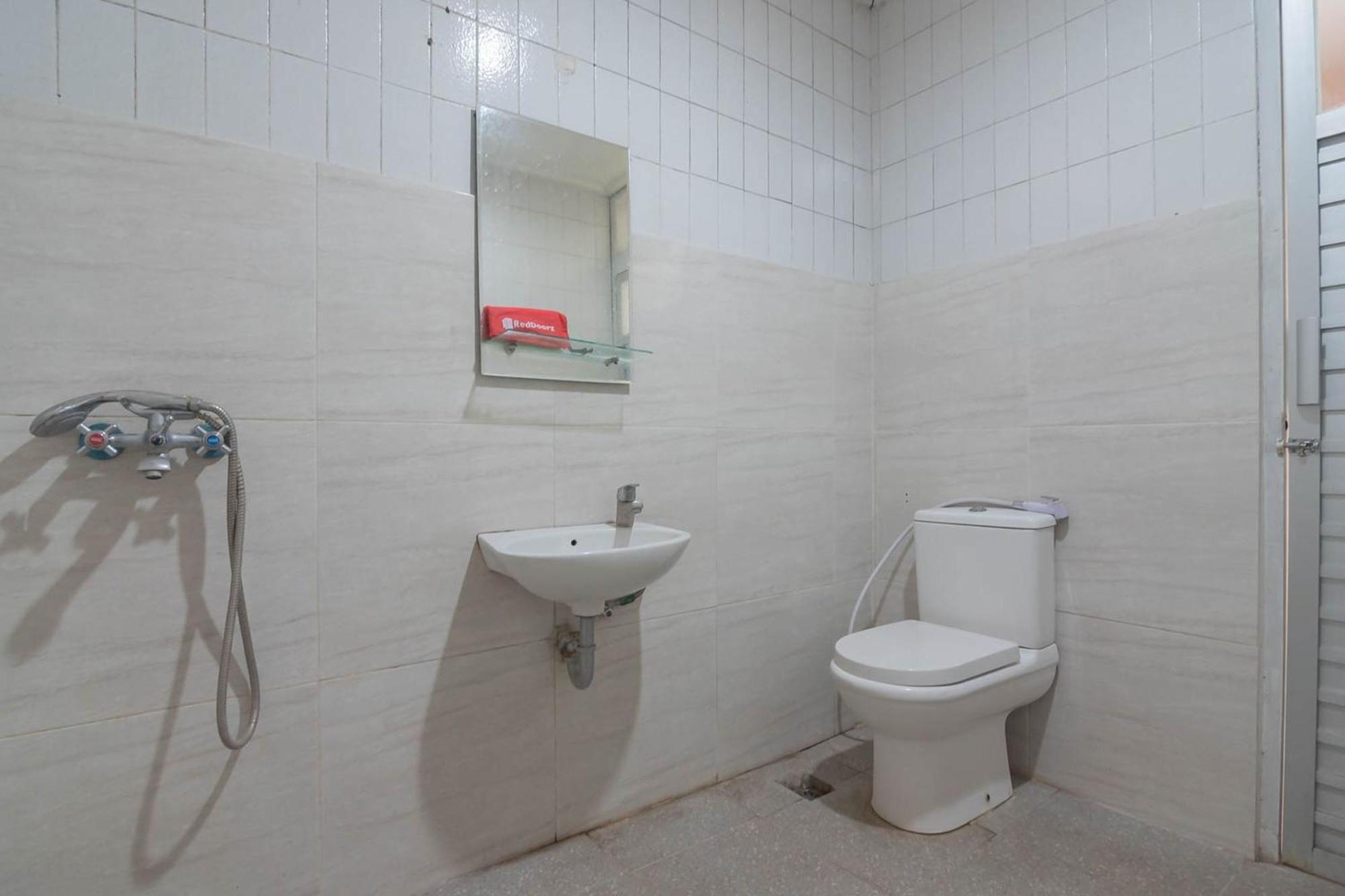 Hotel Reddoorz At Jalan Raya Lembang à Padasul Chambre photo